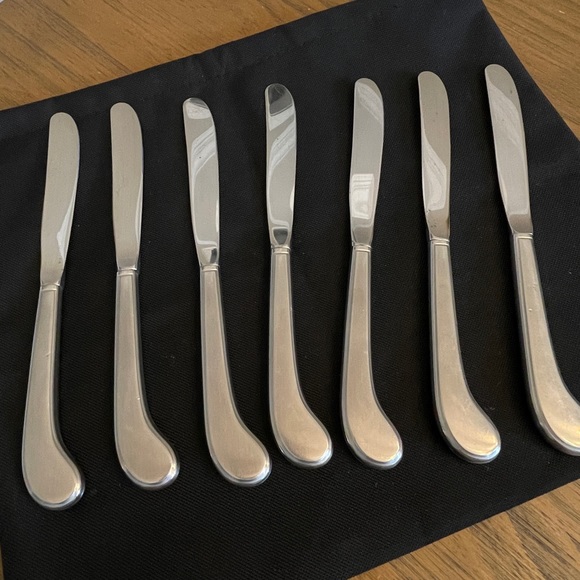 Dining 7 Oneida Deluxe Independence Stainless Pistol Dinner Knives